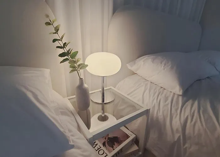 Song Stay-공항철도, 홍대입구역 7분, 연트럴파크 5분, 6명, 2룸, 3퀸베드, 각방 에어컨, 세탁건조기, Wifi, 연남동, 외국인 전용 아파트 서울특별시